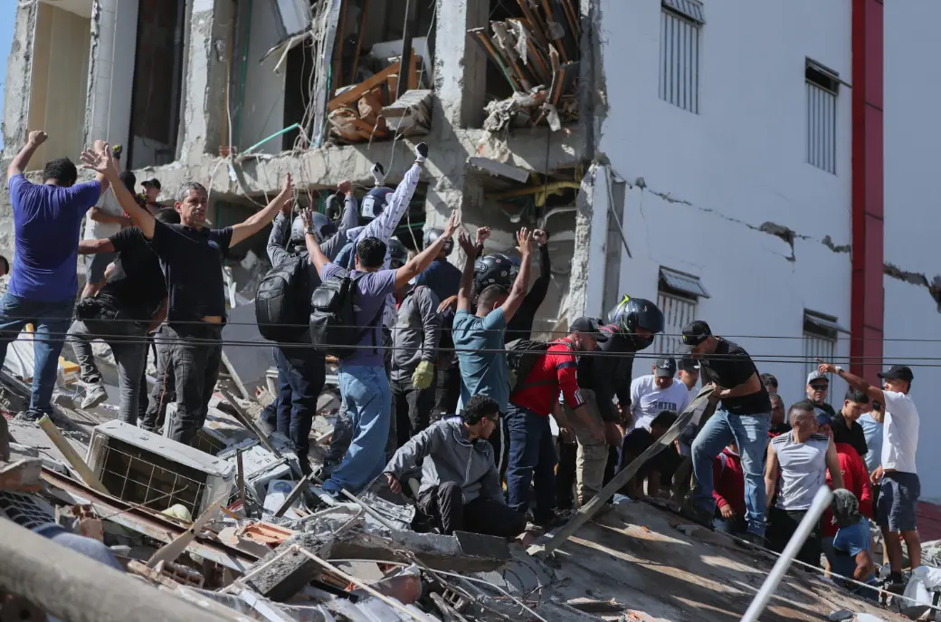 Entre escombros y llamados al silencio, Cali busca sobrevivientes tras el terremoto de 7.4